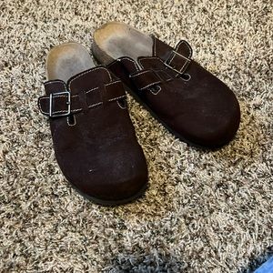 Air Walk brown slippers